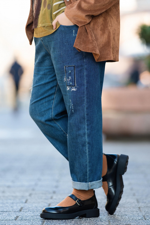 Макси дънки от еластичен деним в синьо с бродирани букви, накъсвания и прешити елементи