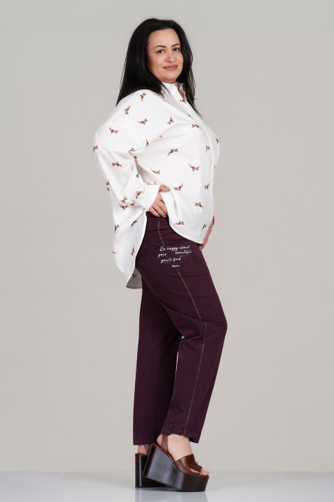 Макси дънки от памук в цвят вишна с еластична талия и надпис и декоративни камъни