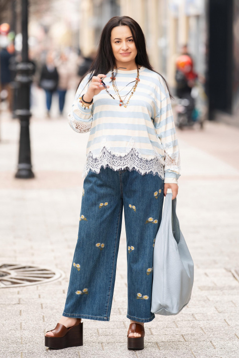 МАКСИ дънки от памук в синьо с еластична талия и бродирани маргарити