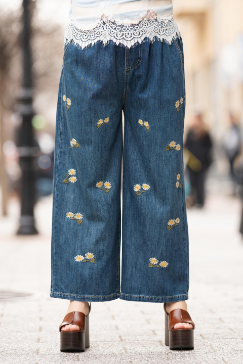 МАКСИ дънки от памук в синьо с еластична талия и бродирани маргарити