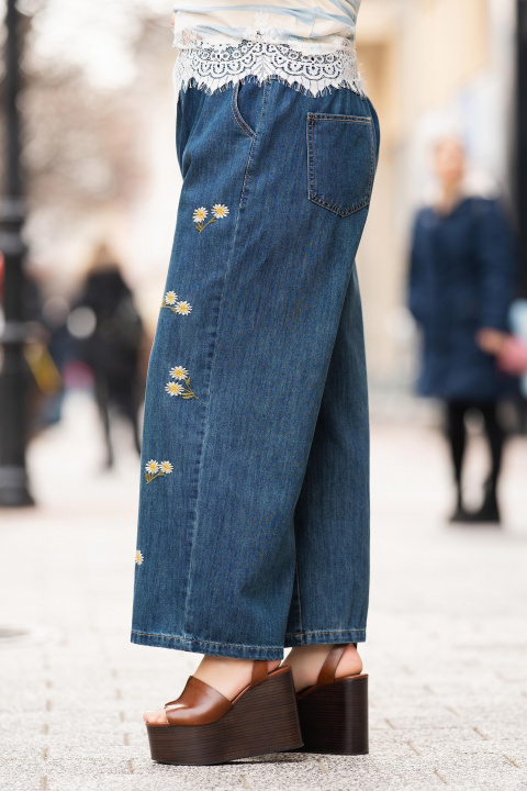 МАКСИ дънки от памук в синьо с еластична талия и бродирани маргарити