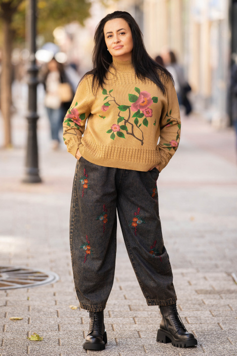 МАКСИ дънки с ластик в талията, бродирани цветя и винтидж ефект