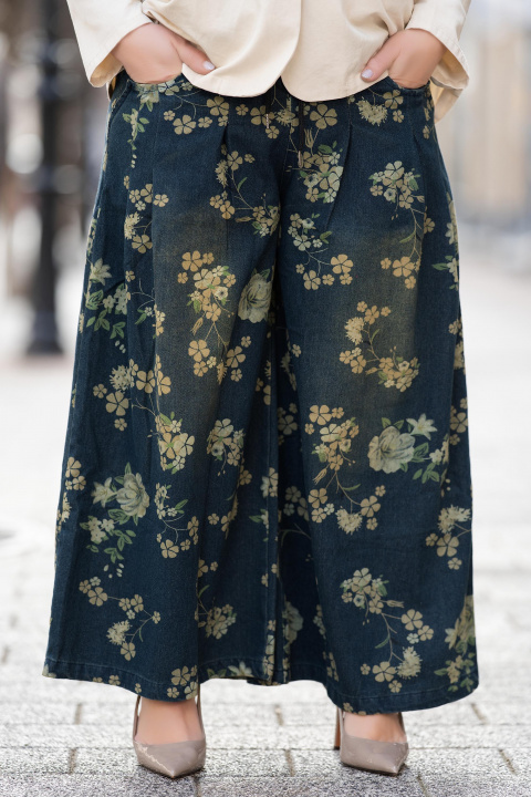 МАКСИ дънки с широк крачол в тъмносиньо с ластик в талията и принт цветя и детелинки