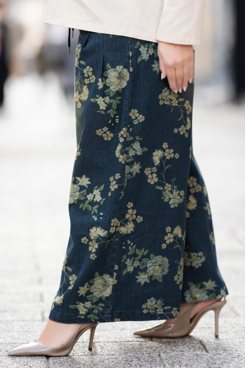 МАКСИ дънки с широк крачол в тъмносиньо с ластик в талията и принт цветя и детелинки