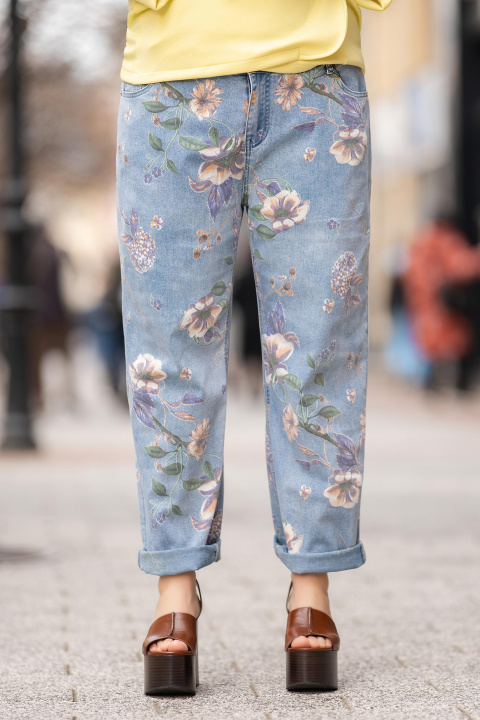 МАКСИ дънки тип бойфренд в светлосиньо с флорален принт