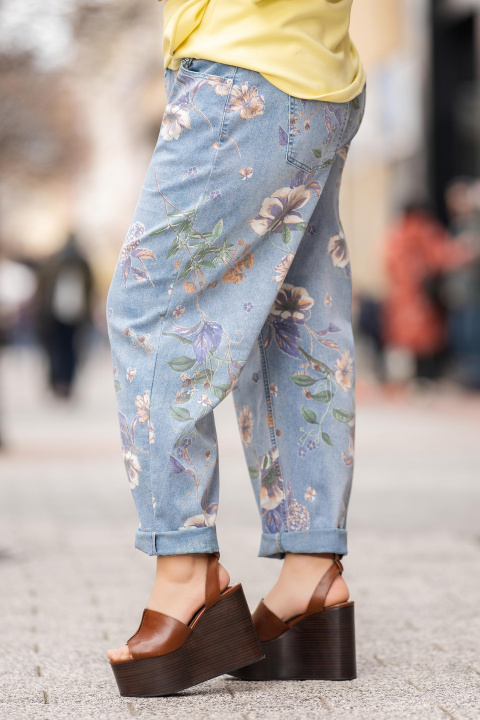 МАКСИ дънки тип бойфренд в светлосиньо с флорален принт