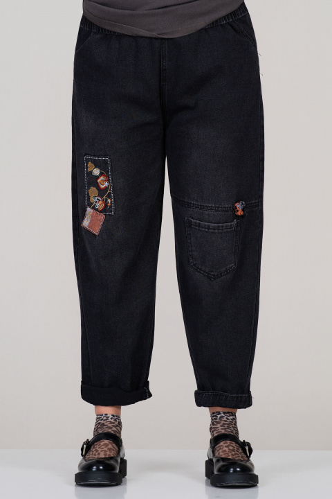 МАКСИ дънки в черен деним с артистични апликации и ластик в талията