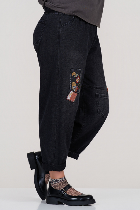 МАКСИ дънки в черен деним с артистични апликации и ластик в талията