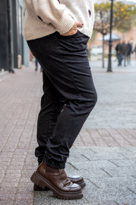 МАКСИ дънки в черно с ластик и бели връзки