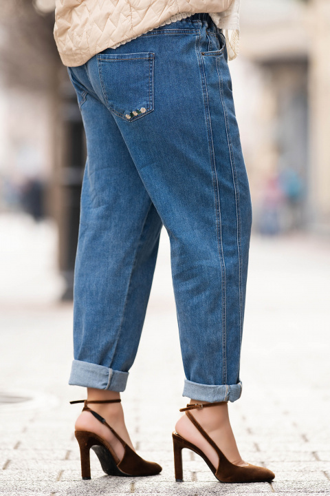 МАКСИ дънки в синьо с двоен страничен кант и малка флорална бродерия