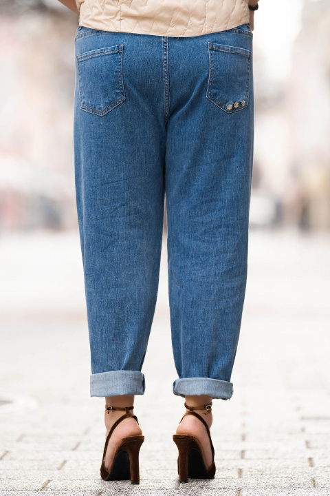 МАКСИ дънки в синьо с двоен страничен кант и малка флорална бродерия