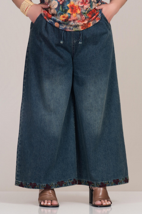 Макси дънки в синьо с широк крачол, избелен ефект и бродиран подгъв