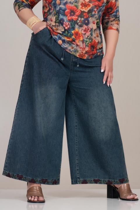 Макси дънки в синьо с широк крачол, избелен ефект и бродиран подгъв