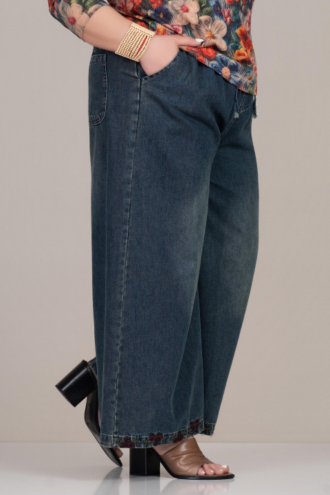 Макси дънки в синьо с широк крачол, избелен ефект и бродиран подгъв