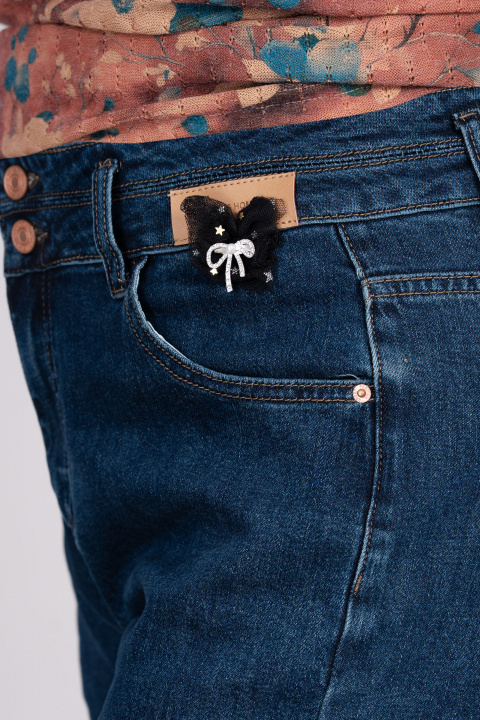 МАКСИ дънки в синьо със свободна кройка и декоративен детайл с панделка