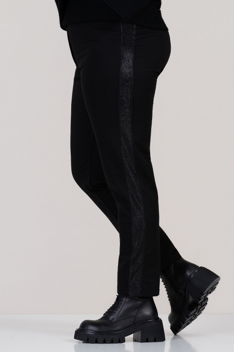 МАКСИ еластичен панталон в черно с лъскав страничен кант