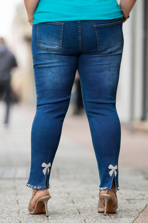 МАКСИ еластични дънки по тялото с декорирана панделка с перли