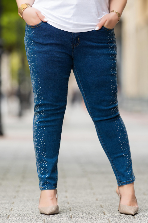 МАКСИ еластични дънки по тялото със страничен кант и ситни камъни