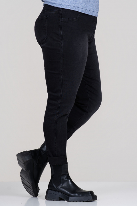 МАКСИ еластични дънки в черно по тялото с широк ластик в талията