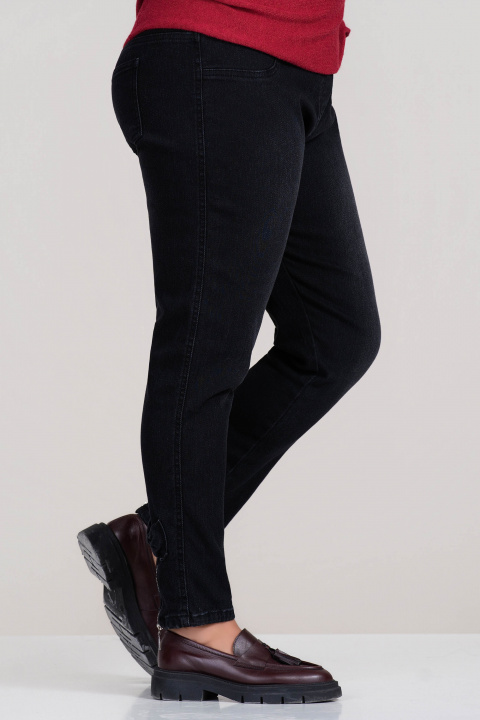 МАКСИ еластични дънки в черно с цип и панделка в края