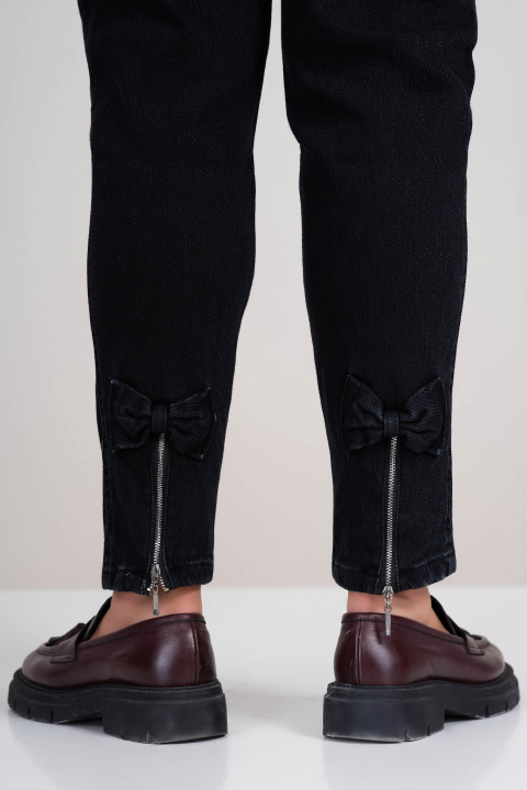 МАКСИ еластични дънки в черно с цип и панделка в края