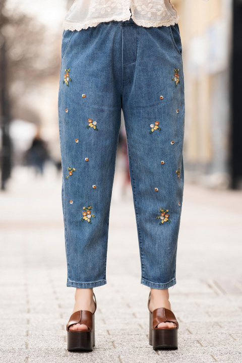 МАКСИ еластични дънки в синьо с флорална бродерия и ластик в талията