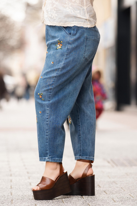 МАКСИ еластични дънки в синьо с флорална бродерия и ластик в талията