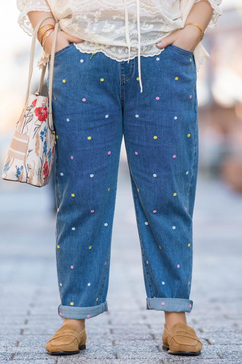 МАКСИ еластични дънки в синьо с малки бродирани цветя