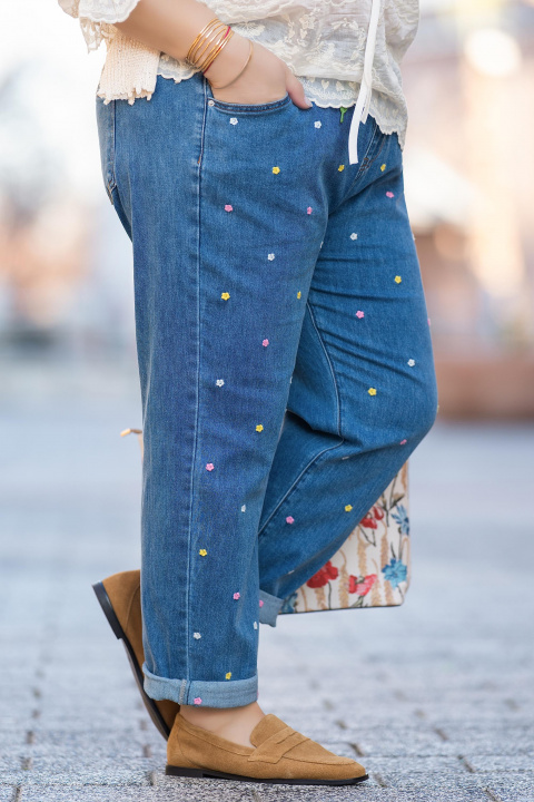 МАКСИ еластични дънки в синьо с малки бродирани цветя