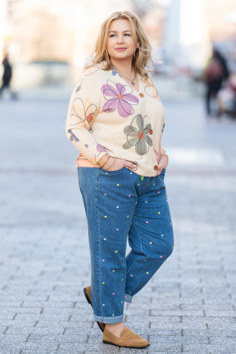 МАКСИ еластични дънки в синьо с малки бродирани цветя