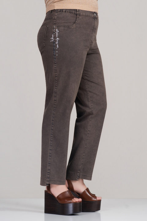 Макси еластични кафяви дънки с декоративни надписи с камъни