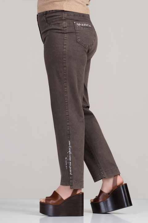 Макси еластични кафяви дънки с декоративни надписи с камъни