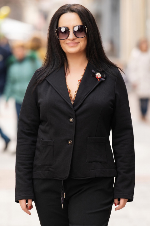 МАКСИ еластично сако в черно с декорация на ревера