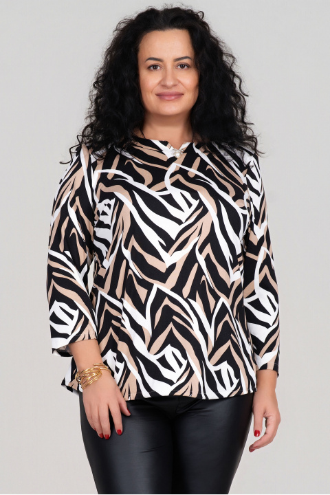 МАКСИ елегантна блуза с ефектна брошка и принт в бежово, бяло и черно