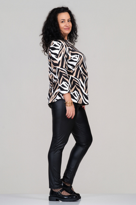 МАКСИ елегантна блуза с ефектна брошка и принт в бежово, бяло и черно