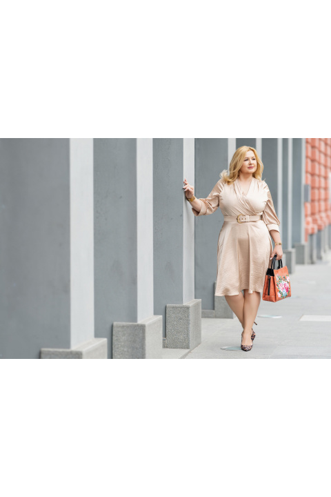 Макси елегантна рокля от сатенирана материя в бежово с колан на талията