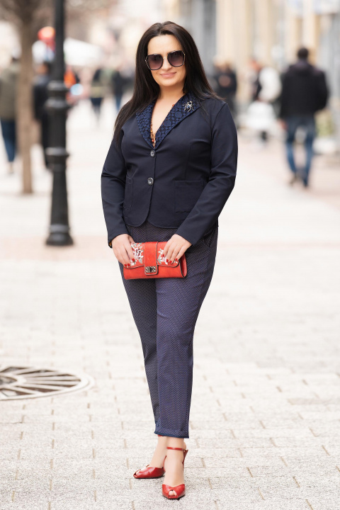 Макси елегантно сако в тъмносиньо с дантелена яка и декоративна брошка