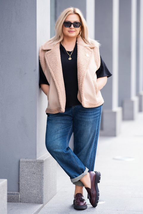 Макси елек с каракул в кафяво с декоративна брошка