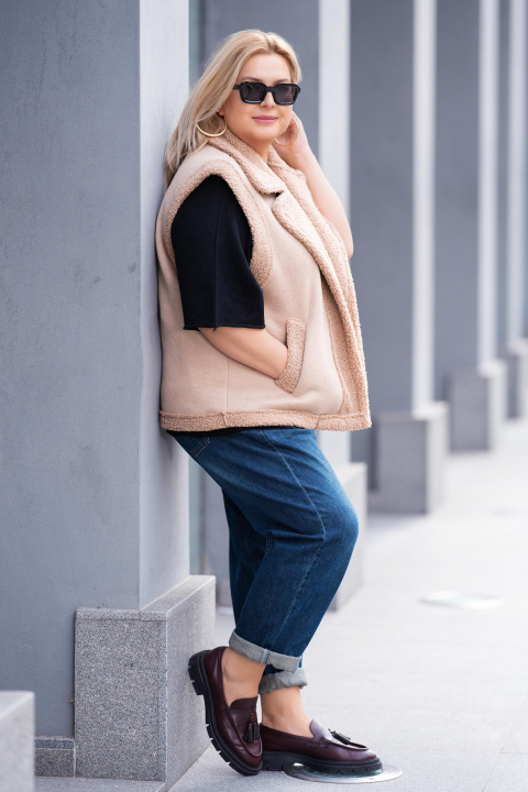 Макси елек с каракул в кафяво с декоративна брошка