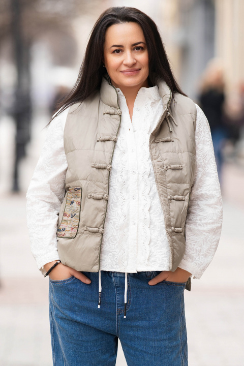 МАКСИ елек в бледо зелено с бродерия по джобовете