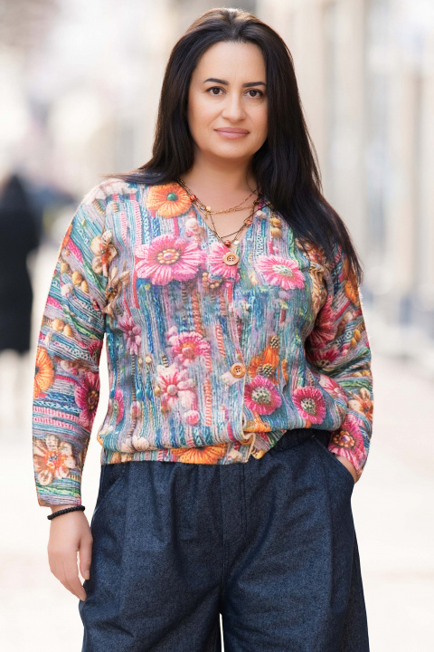 МАКСИ жилетка от фино плетиво с принт цветя на син фон