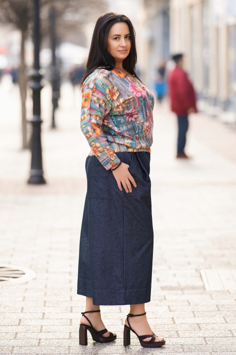 МАКСИ жилетка от фино плетиво с принт цветя на син фон