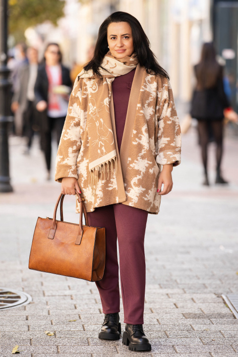 Макси жилетка от фино плетиво в кафяво с бежов принт и скрити джобове