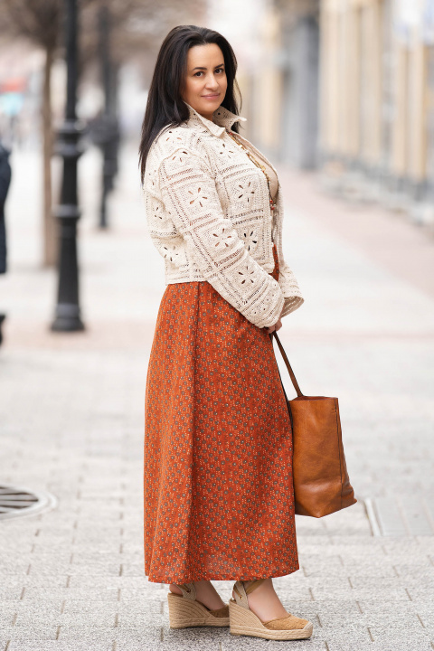 МАКСИ жилетка в светлобежово с плетени мотиви и яка