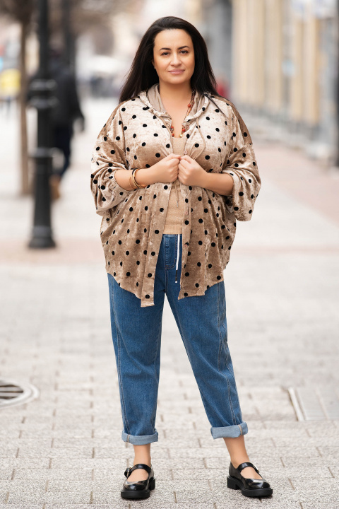 Макси кадифен суитшърт в бежово на черни точки с качулка