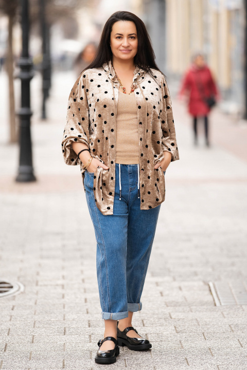 Макси кадифен суитшърт в бежово на черни точки с качулка