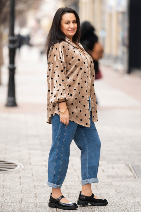 Макси кадифен суитшърт в бежово на черни точки с качулка