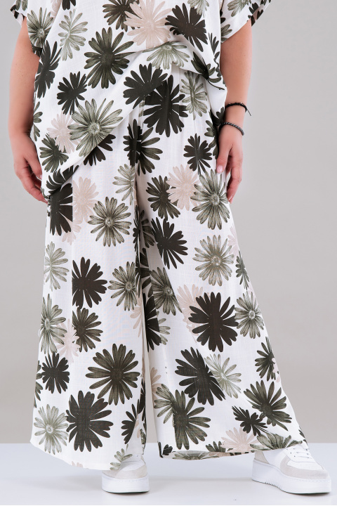 МАКСИ комплект с блуза и панталон в бяло с принт цветя в зелено и бежово