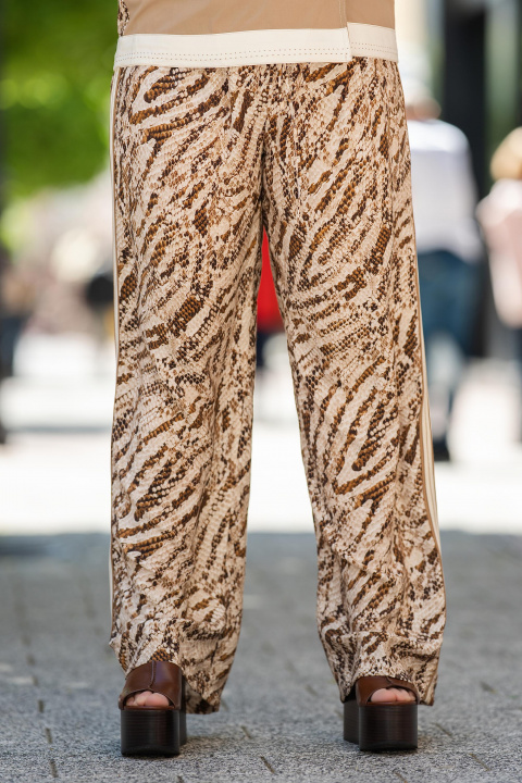 Макси комплект в бежово с елек и панталон с животински принт