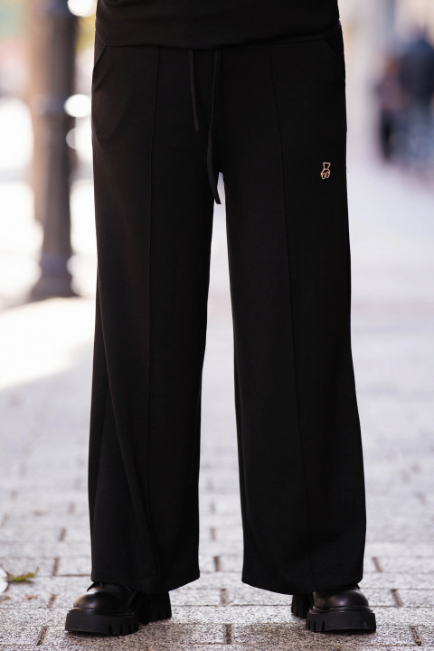 МАКСИ комплект в черно с малка брошка златисто мече с камъни